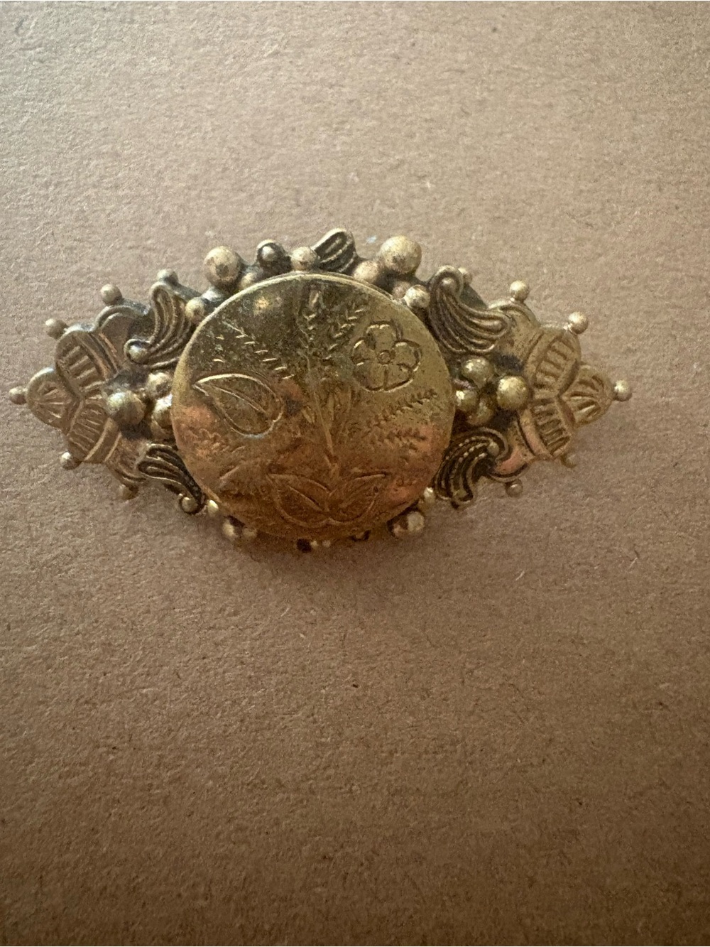 Vintage Floral Oval Brass Brooch - Gold Tone